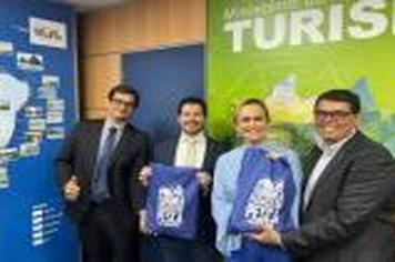 PREFEITO DUDA E VEREADOR SÉRGIO (QUEJO) PARTICIPAM DE REUNIÃO COM A MINISTRA DO TURISMO